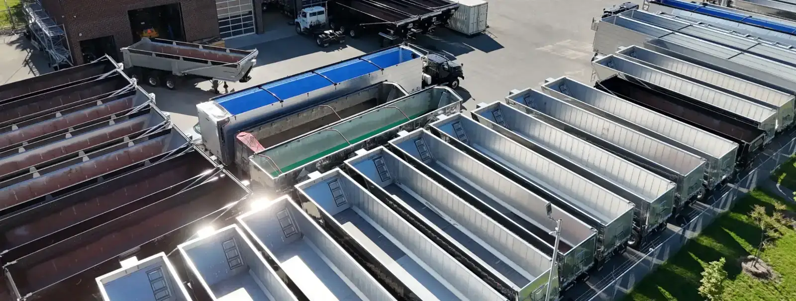 Benne basculante en aluminium levée